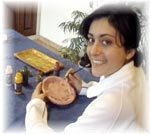 Margherita Costagliola artista di Procida dipinge su stoffa e legno