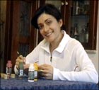 Margherita Costagliola artista di Procida dipinge su stoffa e legno