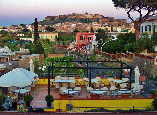 921486_606694789341538_2020295751_o